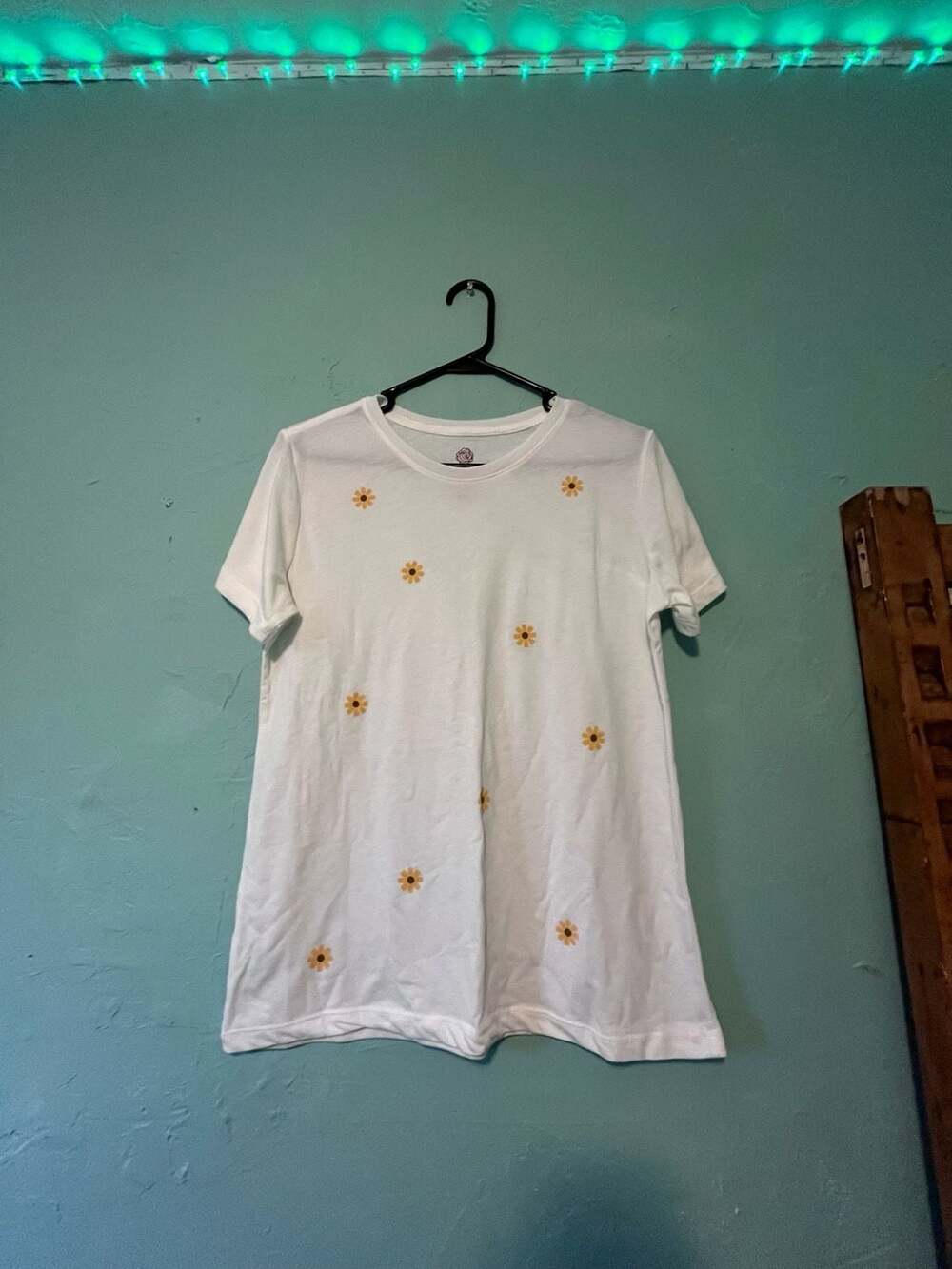 PositiviTees White Floral Embroidered Crew Neck T-Shirt M